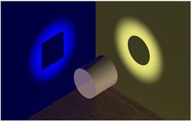 The same fact projects divergent representations depending on the angle of observation. This metaphor illustrates how the plurality of narratives generates narrative entropy and conditions the informational utility available to citizens.