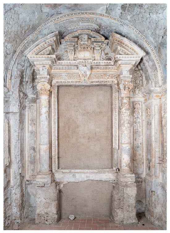 A photograph of the stucco altar before the restoration and the positioning of the scaffolding necessary for the various operations (Credits: Gaetano Alfano, University of Tuscia).