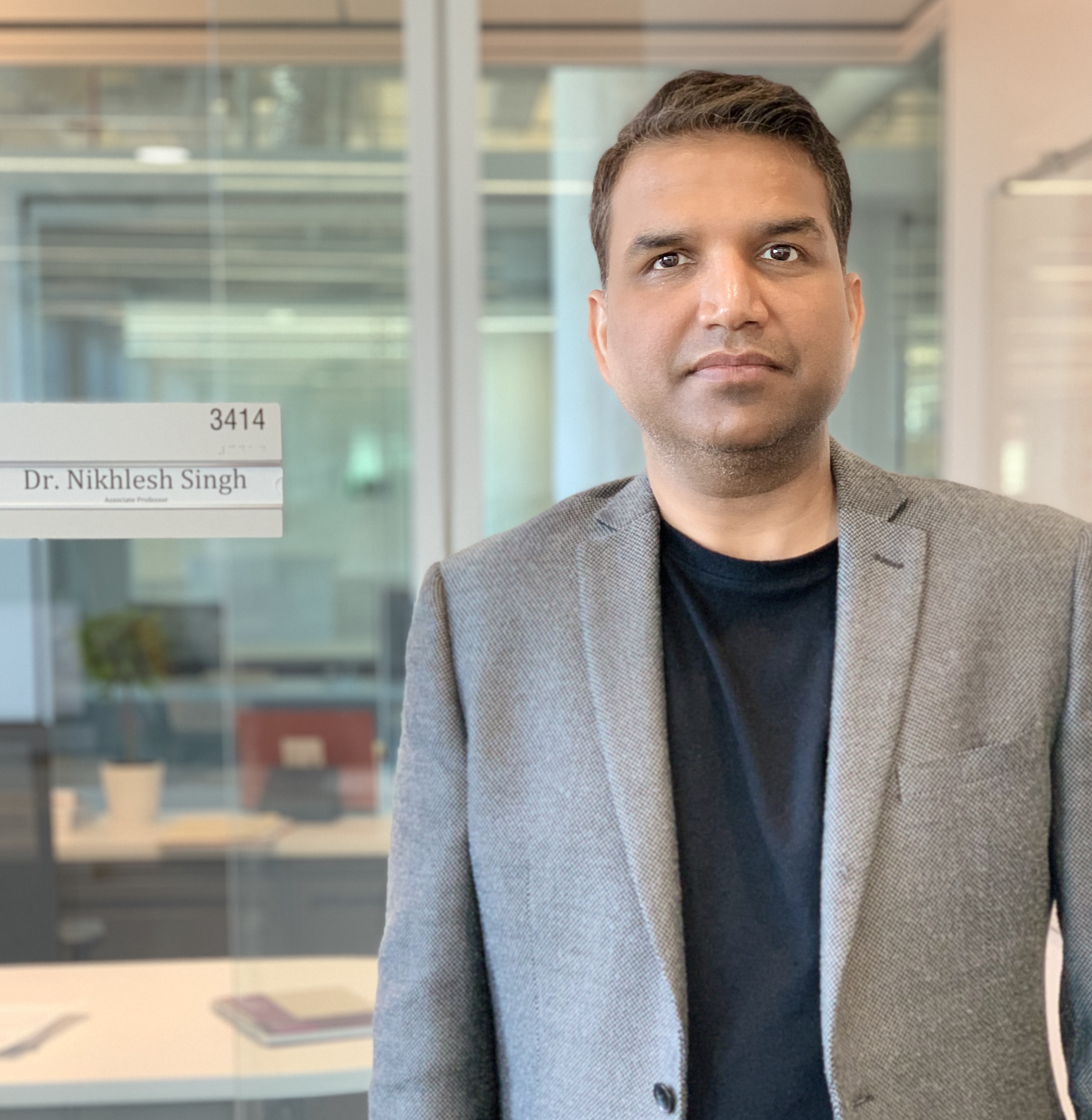 Dr. Nikhlesh Singh avatar image