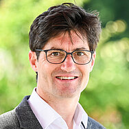 Prof. Dr. Lars Holzäpfel avatar image